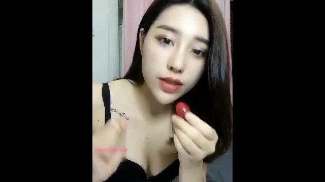 Симпатичная азиатская девушка занимается анальным сексом